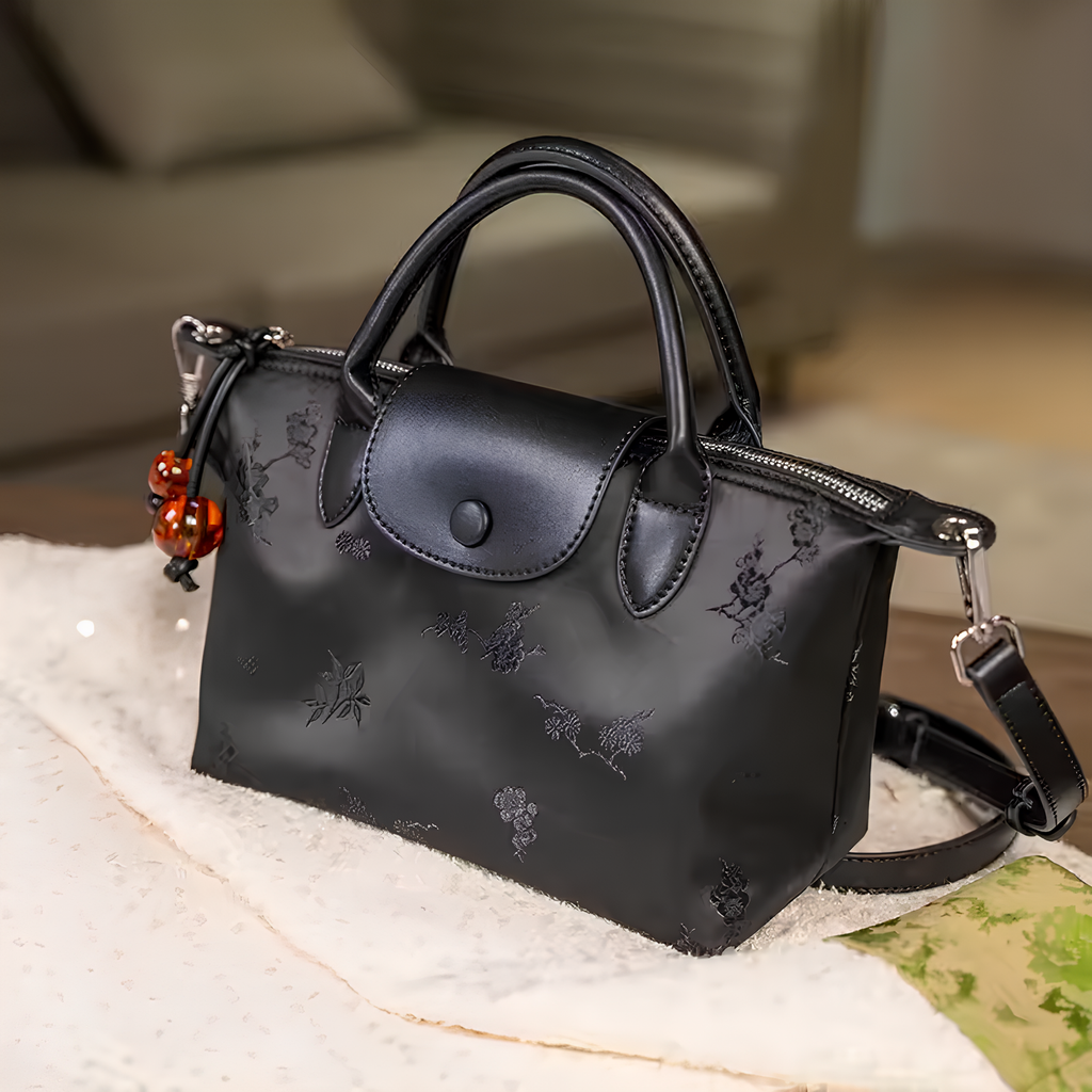 Midnight Cherry – Siyah Nakışlı Mini Çanta