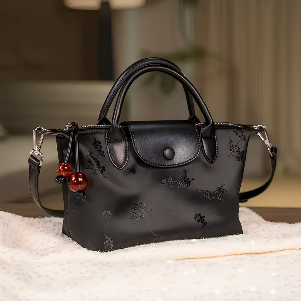 Midnight Cherry – Siyah Nakışlı Mini Çanta