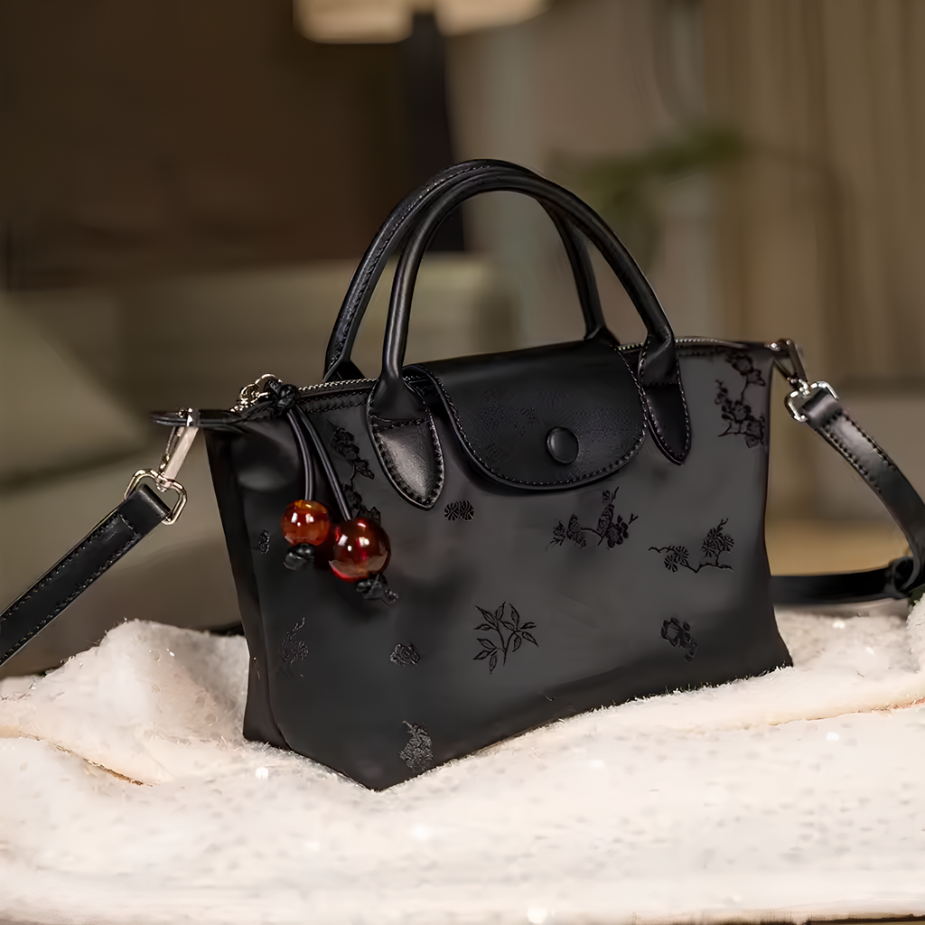 Midnight Cherry – Siyah Nakışlı Mini Çanta