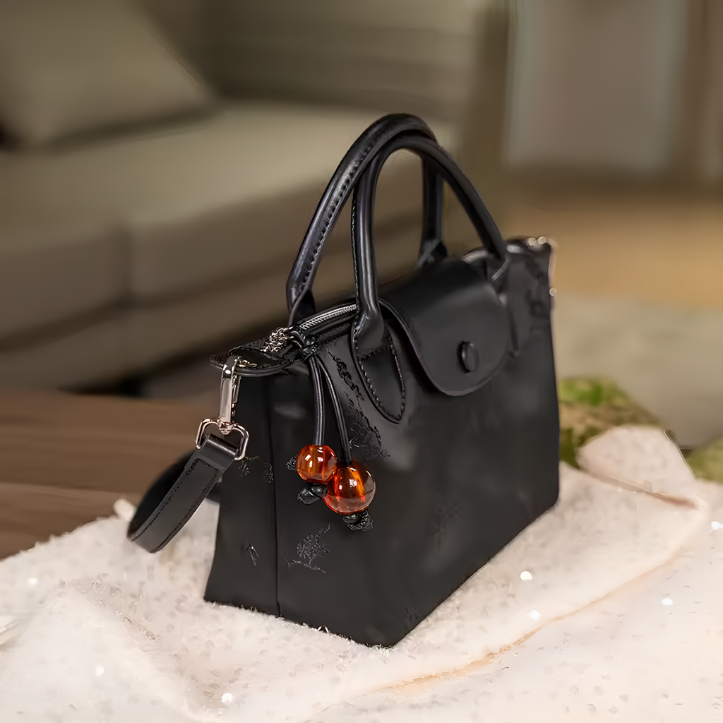 Midnight Cherry – Siyah Nakışlı Mini Çanta