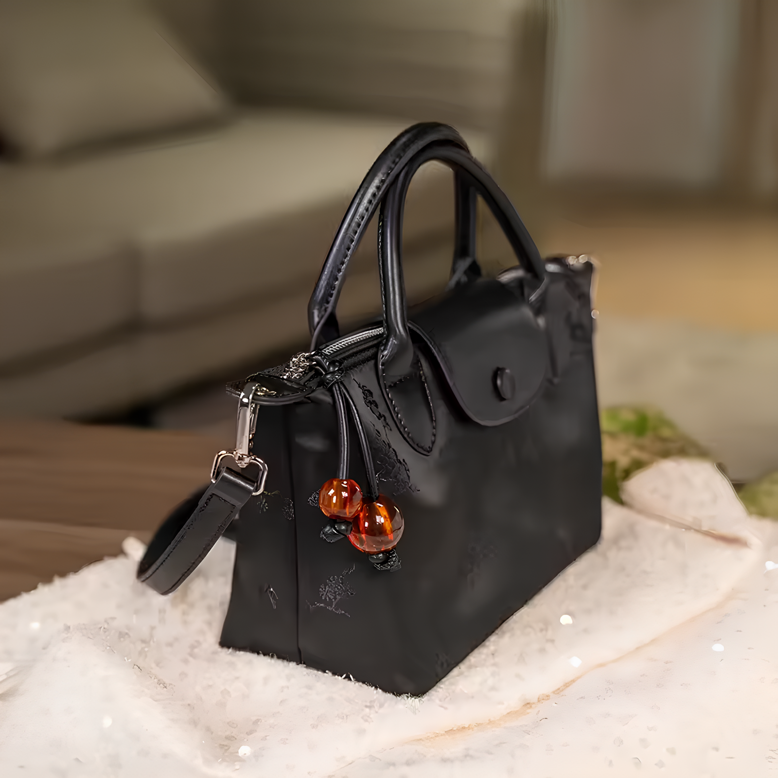 Midnight Cherry – Siyah Nakışlı Mini Çanta