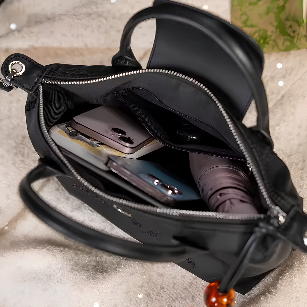 Midnight Cherry – Siyah Nakışlı Mini Çanta